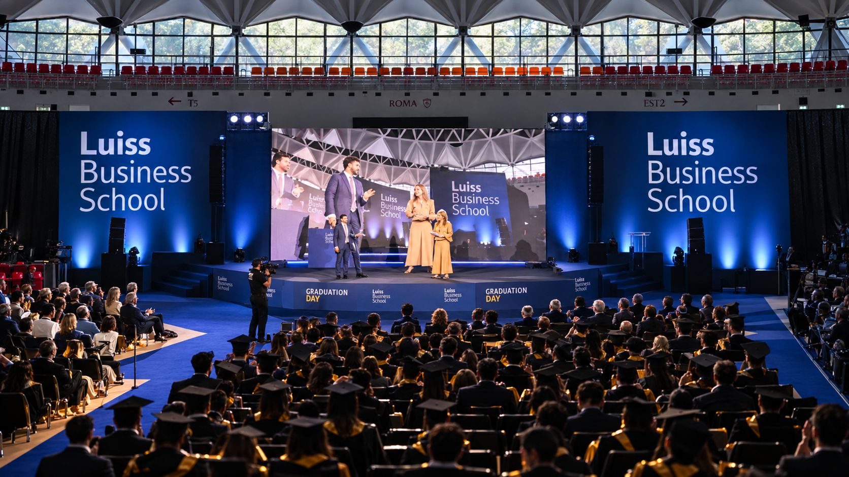 Graduation Day della Luiss Business School, con palco, proiezioni e illuminazione blu.